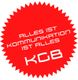 Rotes Emblem mit weißem Text: "ALLES IST KOMMUNIKATION IST ALLES KGB".