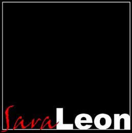 Schwarzes Quadrat mit rotem Text "Sara" und weißem Text "Leon" unten rechts.
