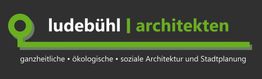 Logo von Ludebühl Architekten mit grünem Design und Schwerpunkt auf nachhaltiger Architektur.