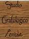 Testo su sfondo di legno dice: "Studio Grafologico Peritale".