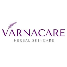 Logo von Varnacare, lila Schrift, Kräuterhautpflege, stilisierte Pflanze eingebaut.