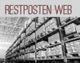 Lagerregale voller Kartons, mit dem Schriftzug "RESTPOSTEN-WEB" darüber.