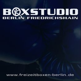 Boxstudio-Logo mit der Aufschrift "Berlin Friedrichshain" und einer Webseite unten.