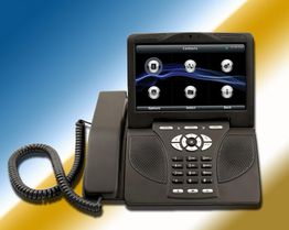 Schwarzes Festnetztelefon mit Bildschirm vor einem verschwommenen Hintergrund in Blau, Weiß und Gelb.