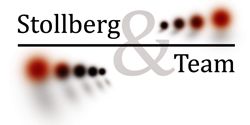 Schriftzug "Stollberg & Team" mit einer Linie und abstrahierten roten und schwarzen Punkten.