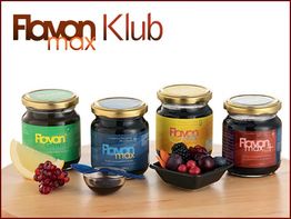 Vier Flavon-Gläser mit Früchten auf einem Tisch, darüber der Schriftzug "Flavon max Klub".