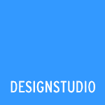 Blaues Quadrat mit weißem Text "DESIGNSTUDIO" unten.
