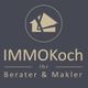 Logo von IMMOKoch, Berater & Makler, mit einem stilisierten Haus auf dunklem Hintergrund.
