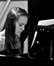 Unsere Schülerin spielt ein wunderschöne Melodie aus dem Film "Twilight" am Klavier