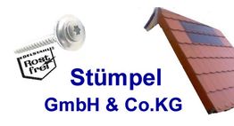 Schraube mit "rostfrei"-Zeichen, Stümpel GmbH & Co. KG, und Dach mit Solarpanelen.