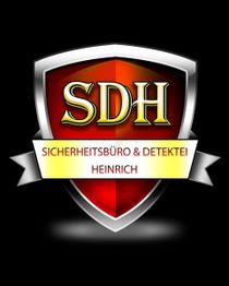 Rotes Wappen mit "SDH" und Schriftzug "Sicherheitsbüro & Detektei Heinrich" in Gold.