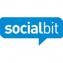Blaues Sprechblasenlogo mit dem weißen Text "socialbit".