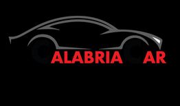 Sagoma stilizzata di un'auto nera su sfondo nero con testo "Calabria Car" in rosso.