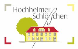 Logo des Hochheimer Schlösschens mit gelbem Gebäude und rotem Dach vor grünem Baum.