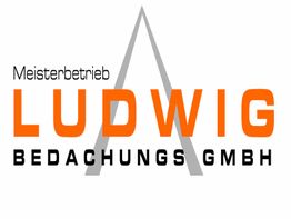 Logo mit Text: "Meisterbetrieb Ludwig Bedachungs GmbH" in Orange und Schwarz. Buchstabe A im Hintergrund.