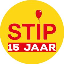 Gele cirkel met rode tekst: "STIP" en "15 JAAR". Boven "STIP" hangt een rode ballon.