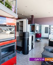 Tienda de electrodomésticos y muebles, con estantes y equipos en exhibición.