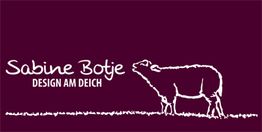 Logo mit Text "Sabine Botje Design am Deich", daneben eine stilisierte Kuh auf violettem Hintergrund.