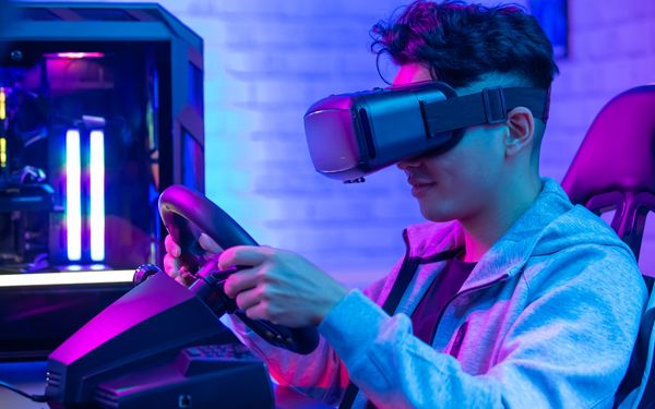 Ein Fahrschüler übt seine ersten Fahrversuche mithilfe von Virtual-Reality.