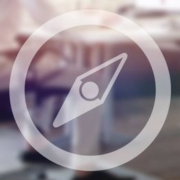 Unschärfe-Design mit Kompass-Logo im Vordergrund, grau und weiß.