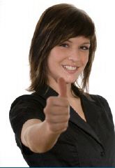 Frau lächelt und zeigt Daumen hoch, trägt schwarze Kleidung vor weißem Hintergrund.