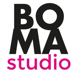 Logo con testo "BOMA studio" in nero e rosa su sfondo bianco.