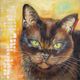 Gemälde einer braunen Katze mit grünen Augen vor einem gelb-orangefarbenen Hintergrund.