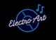 Schwarze Fläche mit neonblauem Schriftzug "Electro-Art" und Musiknoten.