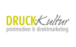 Logo mit Text: "DRUCKKultur printmedien & direktmarketing" in Grün und Grau.
