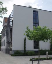 Kanzlei Rückseite und Parkplatz