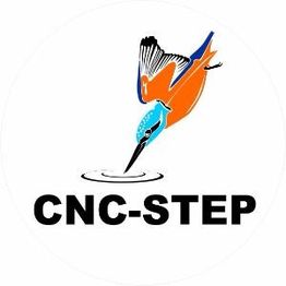 Logo mit Eisvogel und der Schrift "CNC-STEP" auf weißem Hintergrund.