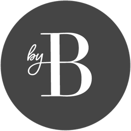 En sort cirkel med teksten "by B" i hvidt.