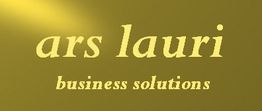 Goldenes Logo mit Aufschrift „ars lauri business solutions“ vor braunem Hintergrund.