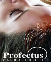 Donna riceve un trattamento per capelli con olio presso Profectus Parrucchieri.