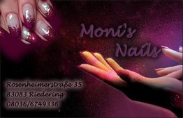 Gepflegte Hände mit Glitzernägeln, Text: Moni's Nails, Adresse und Telefonnummer auf lila Hintergrund.