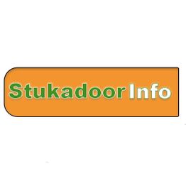 Oranje rechthoek met de tekst "StukadoorInfo" in groen en wit.