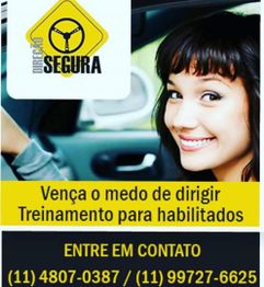 Mulher sorrindo dentro de um carro. Texto: "Vença o medo de dirigir. Entre em contato".