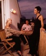 Unser Infrarot-Heizstrahler Solamagic 2000 bringt sofortige Wärme auf den Balkon.