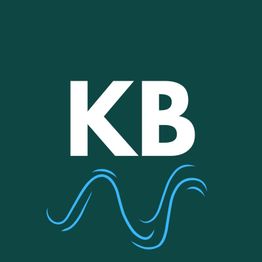 Alt-Text: "Weißes 'KB'-Logo auf dunklem Hintergrund, blaue Wellen darunter."