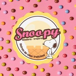 Logo de "Snoopy Heladería-Crepería" en fondo rosa con dulces de colores.