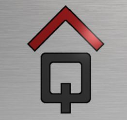 Logo con un tetto rosso sopra una lettera Q stilizzata su sfondo grigio spazzolato.