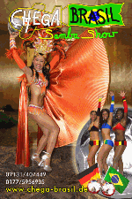 Tänzerinnen in Samba-Kostümen wirbeln, umrahmt von der Aufschrift "Chega Brasil Samba Show".