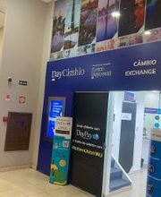 Loja de câmbio em shopping com fachada azul e letreiros de câmbio e exchange.