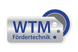 Logo mit der Aufschrift "WTM Fördertechnik" in Blau auf silbernem Hintergrund.