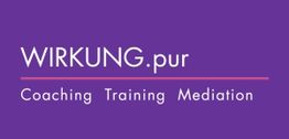Lila Hintergrund mit weißem Text: "WIRKUNG.pur Coaching Training Mediation".