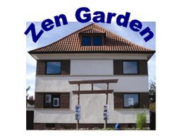 Zweistöckiges Haus mit Schriftzug "Zen Garden", eingangs ein Tor in Zen-Stil.