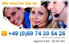 Drei lächelnde Callcenter-Mitarbeiter mit Headset, Kontaktinformationen und Zeiten angezeigt.