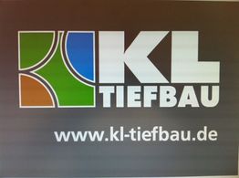 Logo von KL Tiefbau mit buntem grafischem Element und Website-URL: www.kl-tiefbau.de.