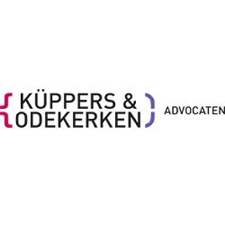 Logo met tekst "Küppers & Odekerken Advocaten" en decoratieve haakjes in rood en blauw.