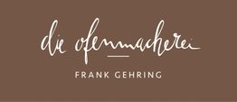 Brauner Hintergrund mit weißem Text: "die ofenmacherei" und "FRANK GEHRING".